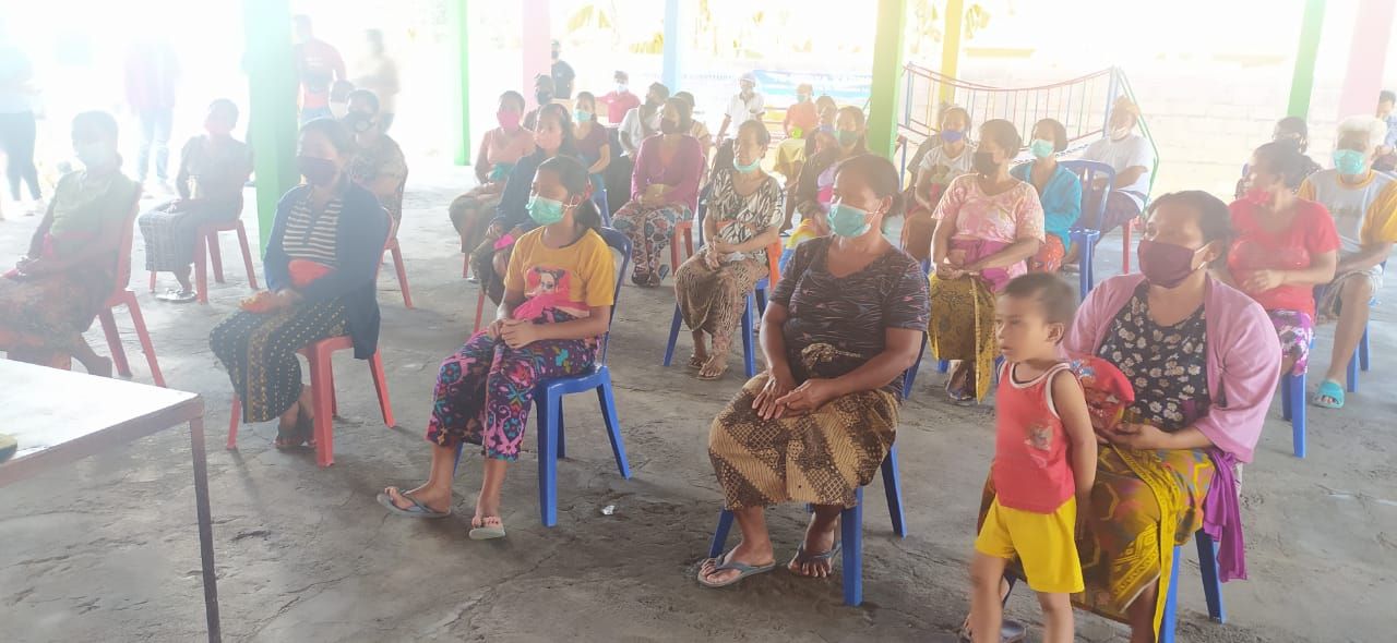 podiumnews.com-Ingatkan Prokes, Polda Bali Bagi Sembako di Kubutambahan 